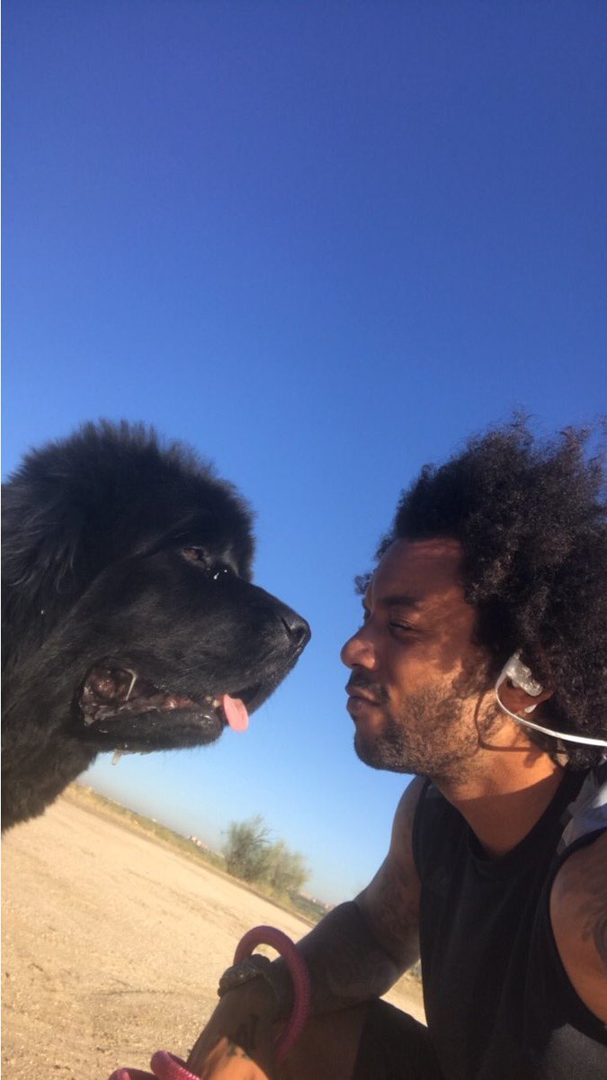 Marcelo posando carioso junto a su perra Lola