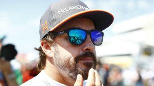 Alonso, pensativo durante el Gran Premio de Hungra