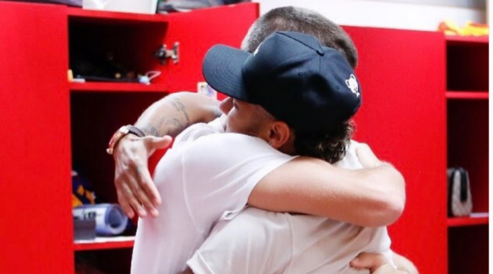 Pique and Neymar hug