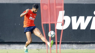 Garay golpea el baln durante un entrenamiento con el Valencia.