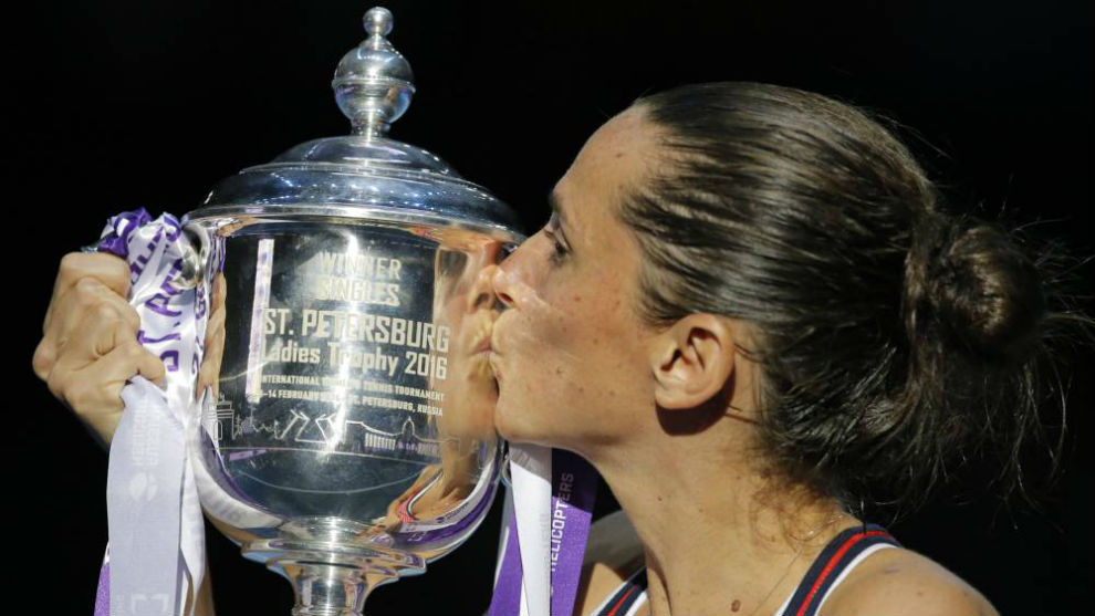 Roberta Vinci besa el trofeo de San Petersburgo, su ltimo ttulo...