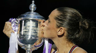 Roberta Vinci besa el trofeo de San Petersburgo, su ltimo ttulo...