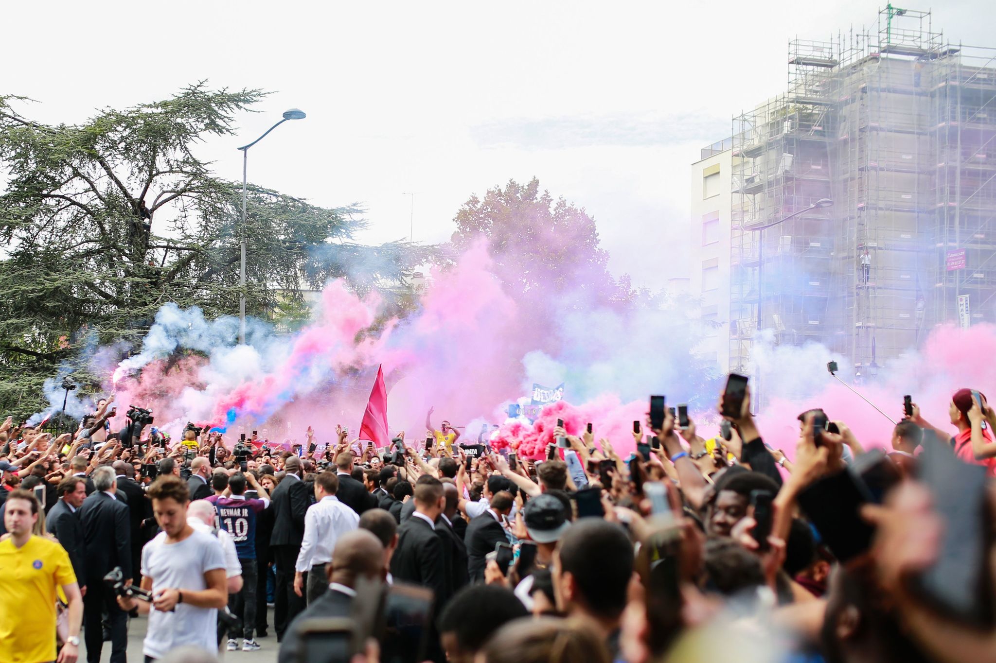Cientos de aficionados del PSG se dieron cita en las afueras del...