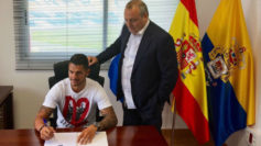 Vitolo firma el contrato con Las Palmas ante su presidente.