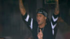 Neymar, con los brazos en alto celebrando el gol de Cavani
