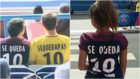 Aficionados del PSG serigrafan el &apos;se queda&apos; en sus camisetas.