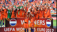 Las holandesas levantan el trofeo de campeonas.
