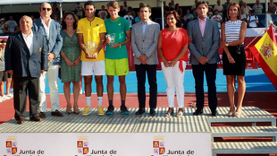 Munar y De Miaur reciben sus trofeos junto a las autoridades...