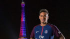 Neymar posa con la Torre Eiffel de fondo