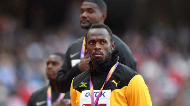 Usain Bolt, con su bronce mundial, en primer plano. Gatlin justo...