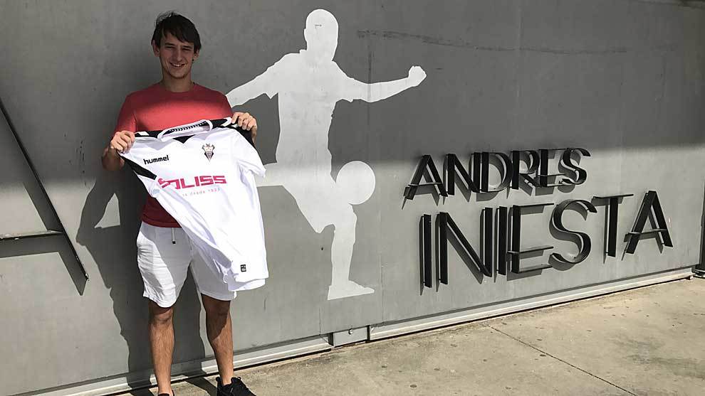 El argentino Bittolo posa con su nueva camiseta en la Ciudad Deportiva