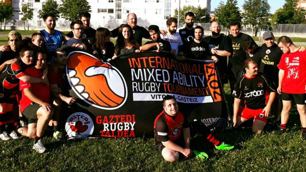 El Gaztedi RT portando la pancarta del Torneo Internacional de Rugby...