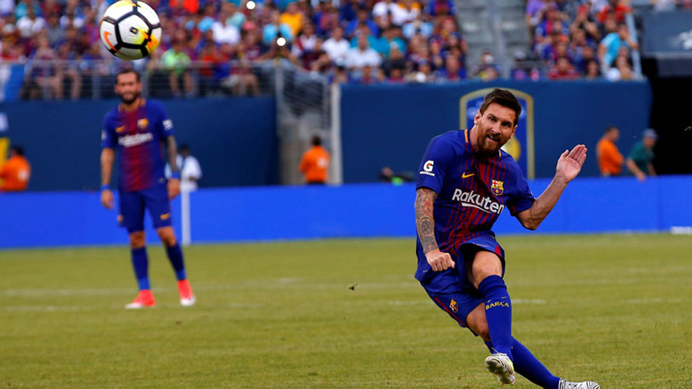 Messi dispara un tiro libre en un partido amistoso en Estados Unidos