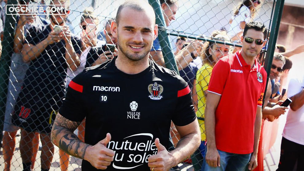 Sneijder posa con la camiseta del Niza