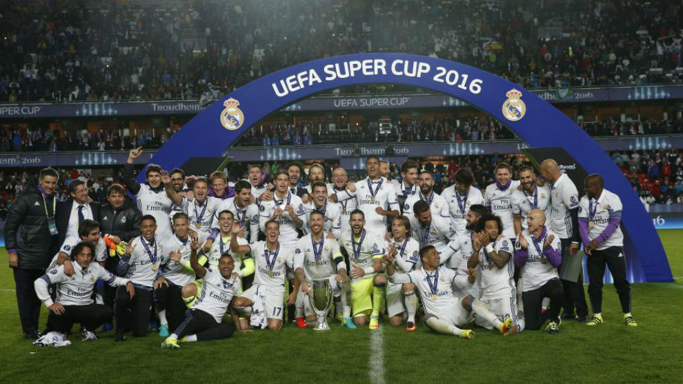 Los jugadores del Madrid celebran la Supercopa de Europa en 2016