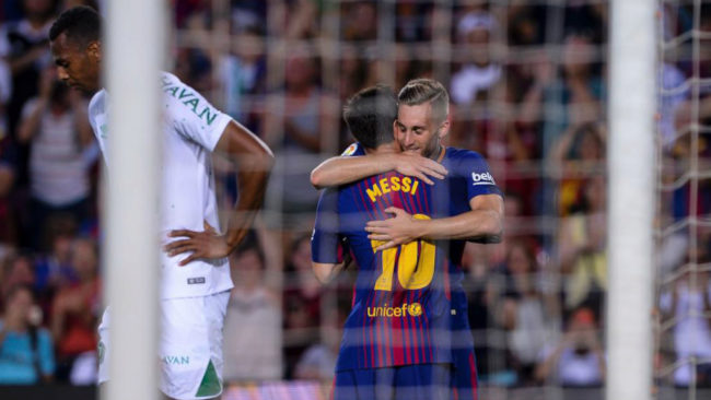 Deulofeu se abraza con Messi en el 3-0.