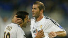Zidane y Figo celebran el gol del galo ante el Oporto en 2003