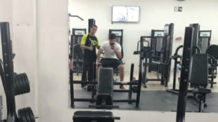 Diego Costa se toma una foto en el gimnasio