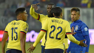 Murillo se encara con Neymar en un partido entre Colombia y Brasil.