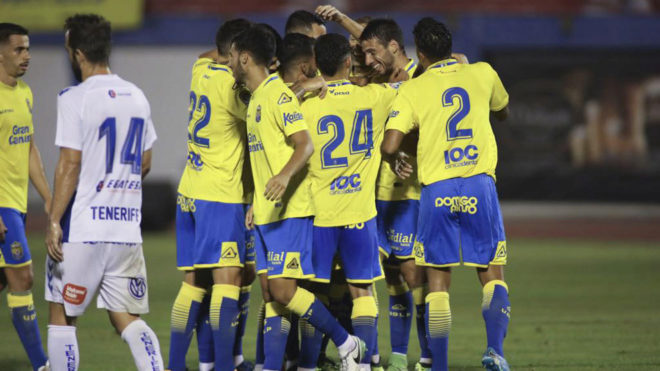 Los jugadores de la UD Las Palmas celebran un gol ante el Tenerife.