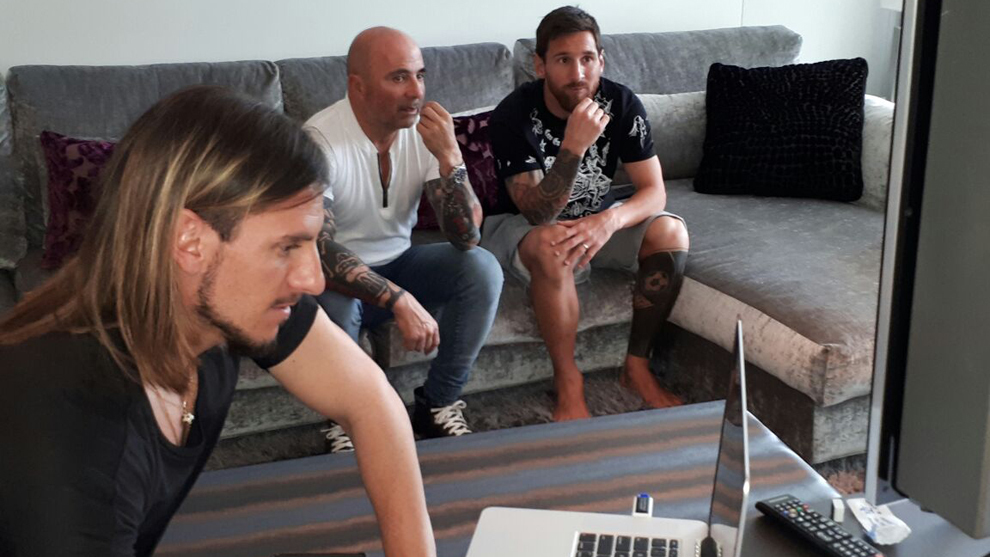 Sebastin Beccacece, Sampaoli y Messi observan vdeos en la casa del...