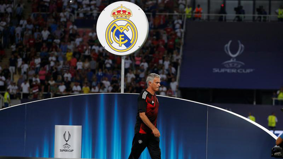 Mourinho pasa frente al escudo del Real Madrid