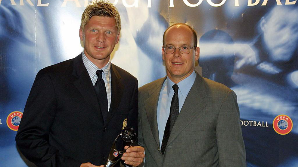 Effenberg (49) sostiene el premio al mejor jugador de Europa en 2001....