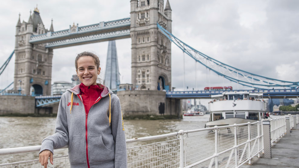 Ana Lozano (26) posa junto al Puente de Londres en la previa a su...