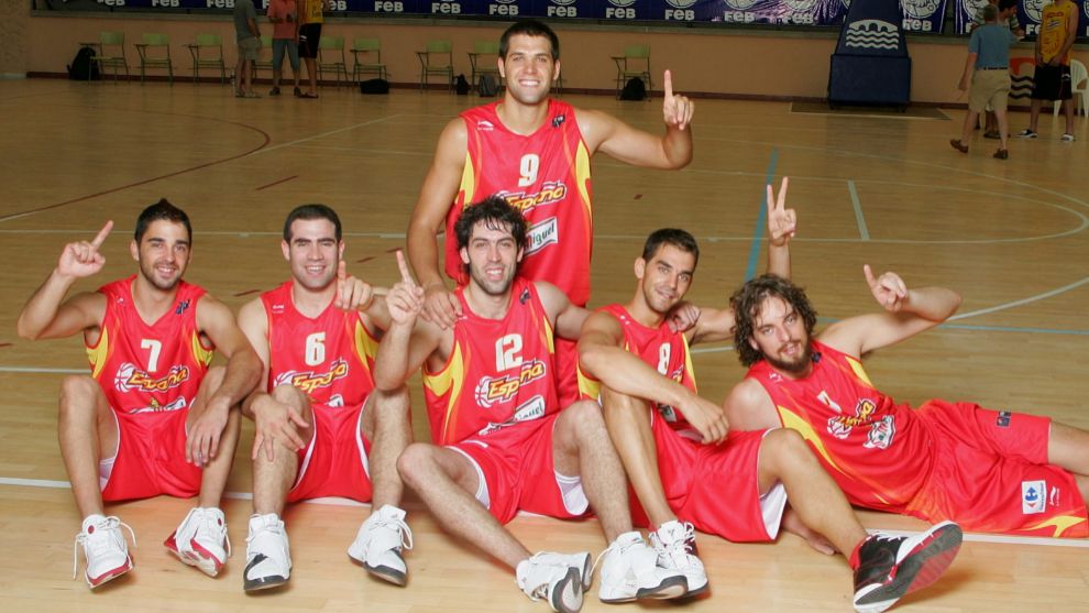 Carlos Cabezas junto a Juan Carlos Navarro durante el Mundobasket 2006