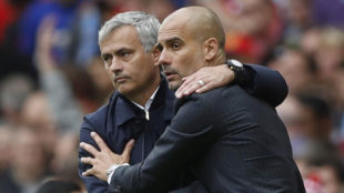 Mourinho (54) y Guardiola (46) se abrazan en la previa de un derbi de...