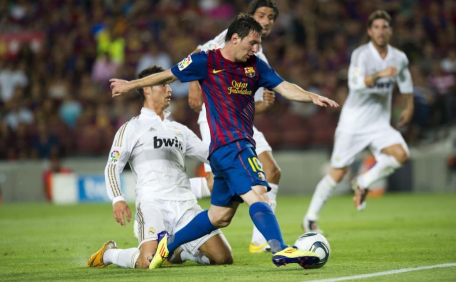Messi controlando un baln frente a Cristiano Ronaldo