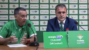 El entrenador del Real Betis Energa Plus, Alejandro Martnez, y el...