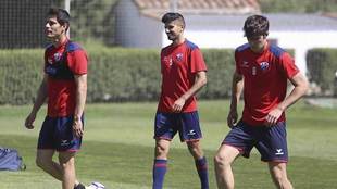 Juan Aquilera, entre Cesar Soriano y  Melero, en un entrenamiento en...