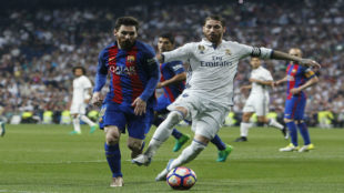 Messi y Ramos pelean por un baln.