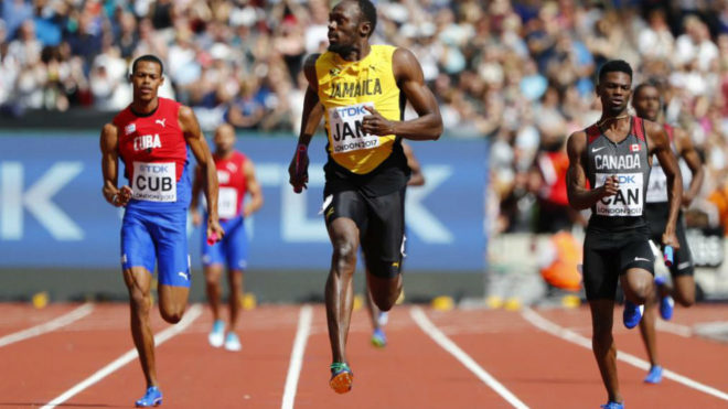 Usain Bolt entra en meta en el relevo 4x100.