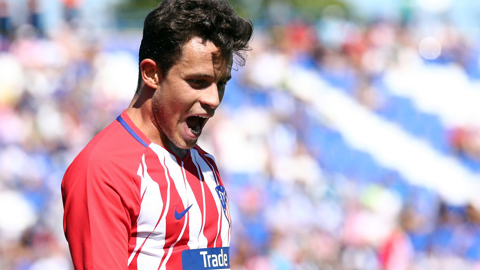 Juan Moreno celebra su primer gol con el Atltico