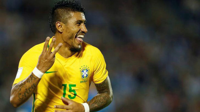 Paulinho celebra un gol con la seleccin brasilea
