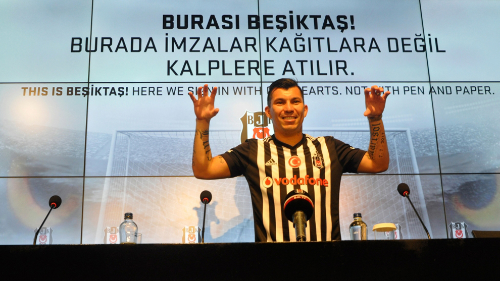Gary Medel (30) en su presentacin como jugador del Besiktas