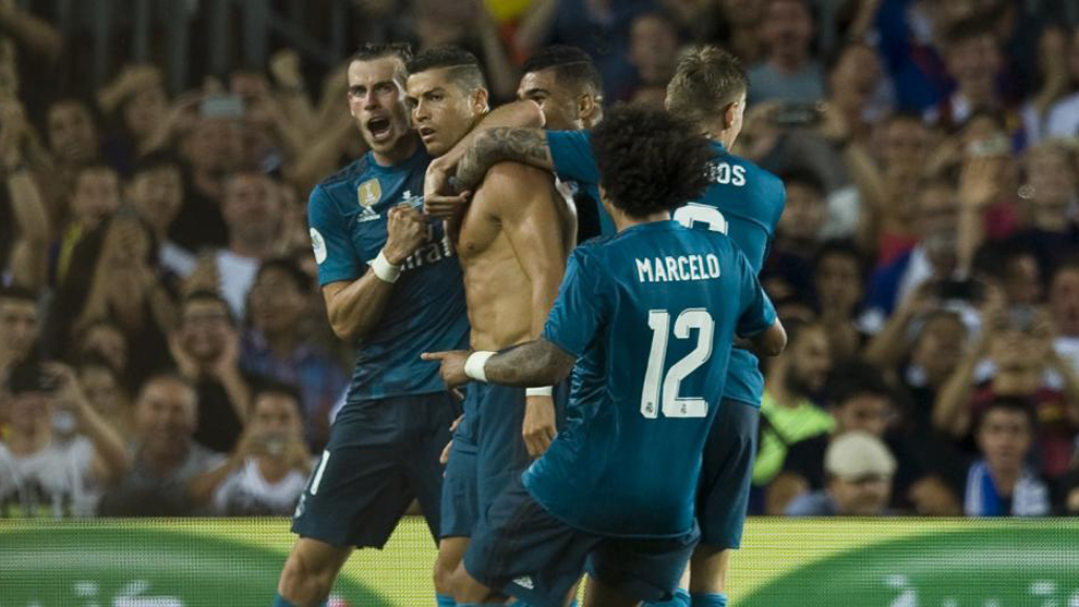Cristiano Ronaldo felicitado por sus compaeros tras el gol.