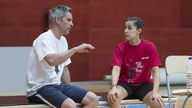 Fernando Rivas y Carolina Marín dialogando durante un entrenamiento.