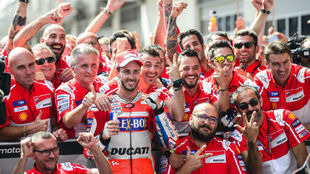 Dovizioso celebra la victoria en Spielberg con su equipo