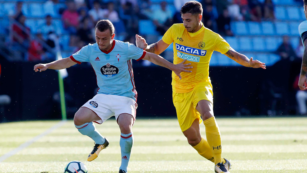 Lobotka controla el baln en un partido contra el Villarreal