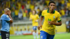 Paulinho celebra un gol con Brasil.