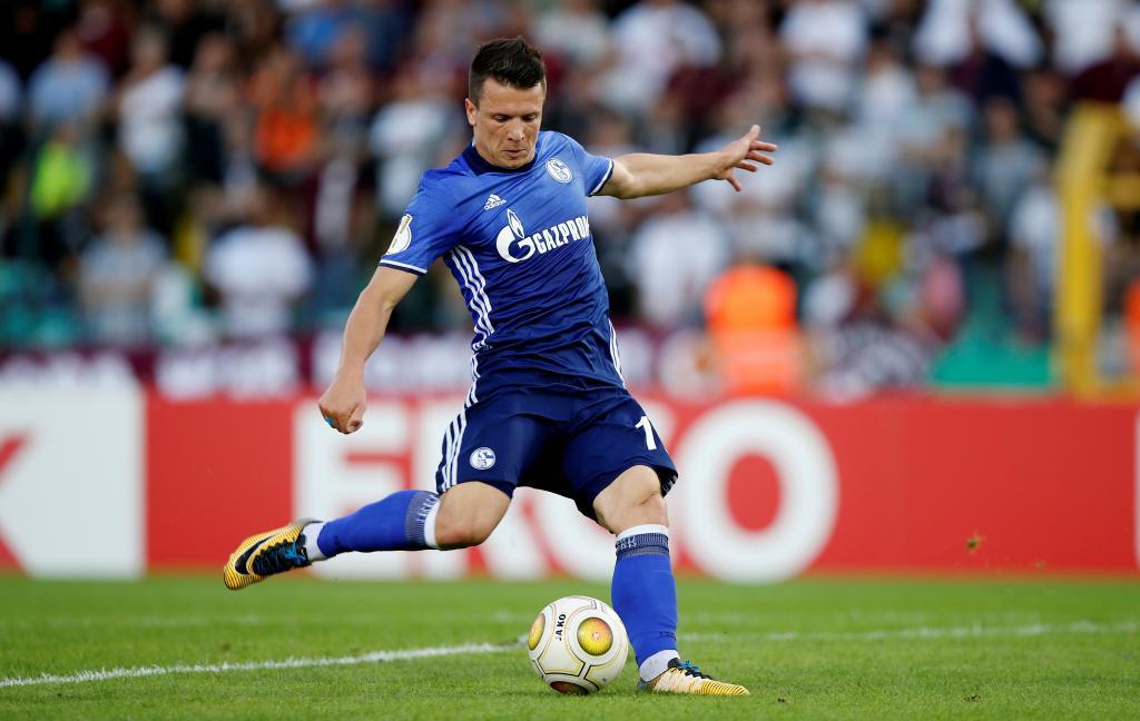 Yevhen Konoplyanka marcando el gol del Schalke 04.