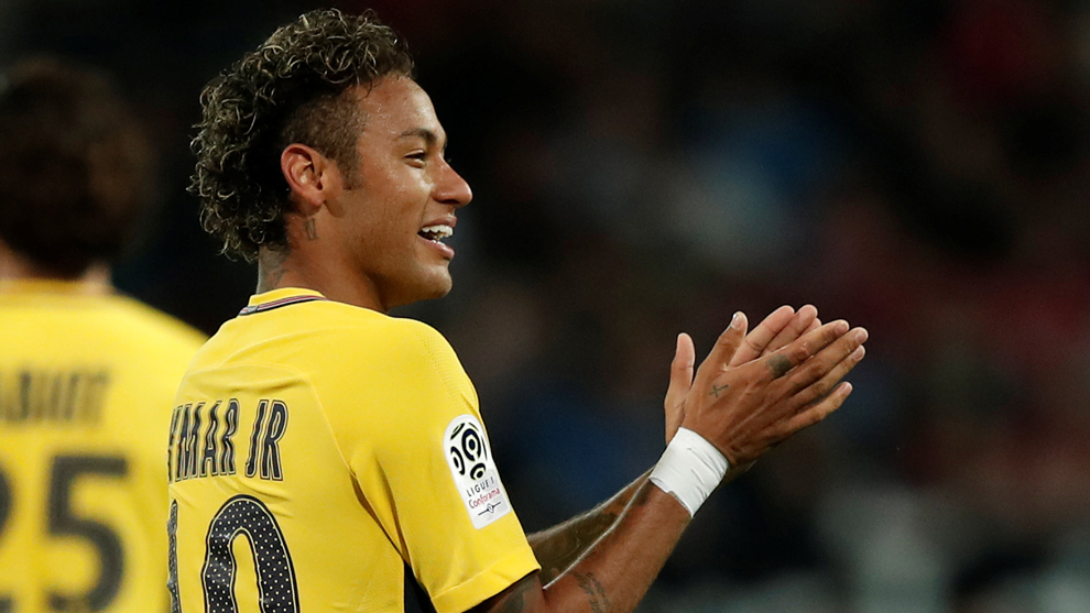 Neymar aplaude tras la victoria del PSG en la Ligue 1