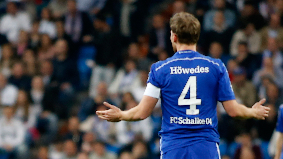 Hwedes en un partido con el Schalke 04