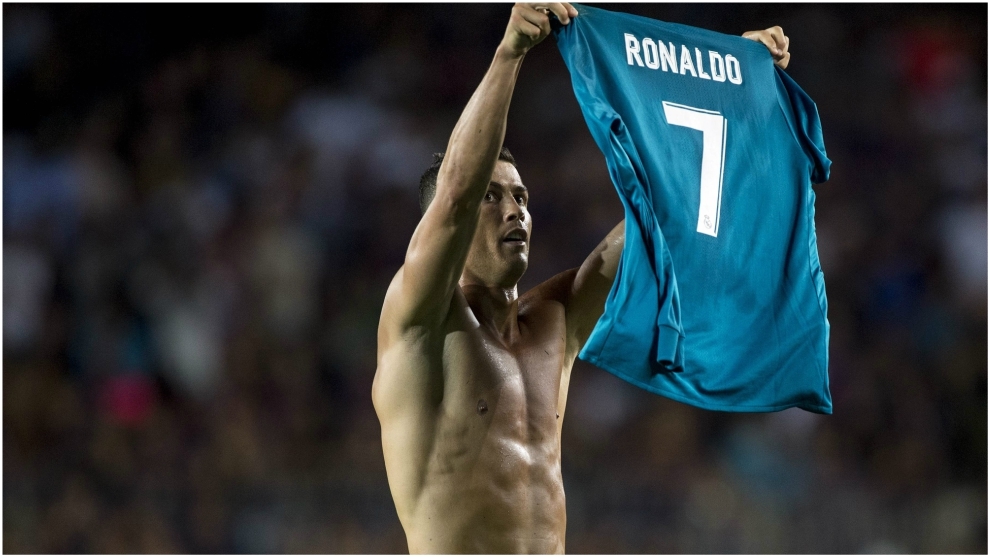 Cristiano muestra su camiseta al Camp Nou.