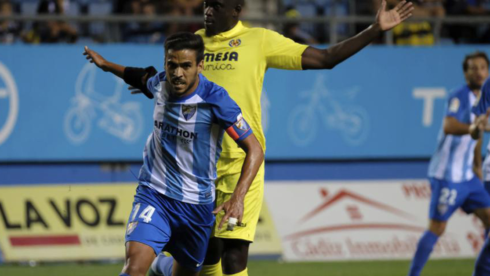 Recio (26), durante el partido entre el Mlaga y el Villarreal por el...