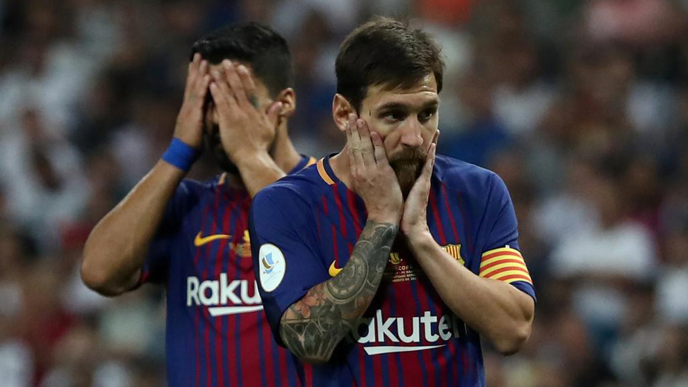 Messi (30) y Luis Surez (30) se lamentan tras la derrota en el...