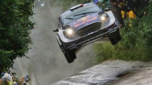 Ogier da un espectacular salto en el Rally de Polonia.